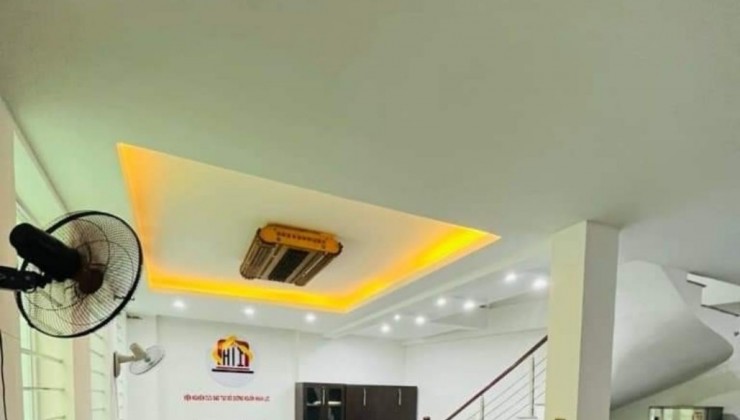 Lõi BA ĐÌNH - Ô Tô đỗ cửa

B-Á-N nhà Đốc Ngữ
- 51 m xây 6 tầng chắc chắn - mặt tiền 8.5m cực khủng
- khu dân trí cao - gần bệnh viện - trường học -
