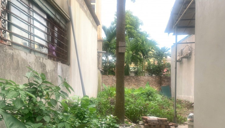 chỉ vài trăm triệu có ngay lô đất 63 m giáp thị trấn chúc sơn thuộc xóm trại đại yên chương mỹ 
Cách tỉnh lộ 419 chỉ 80 m 2 phút ra trung tâm thị