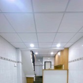 Bán nhà 3 tầng Nguyễn Tất Thành Quận 4, 3x8m, 3PN, sân thượng chỉ 3 tỷ 2