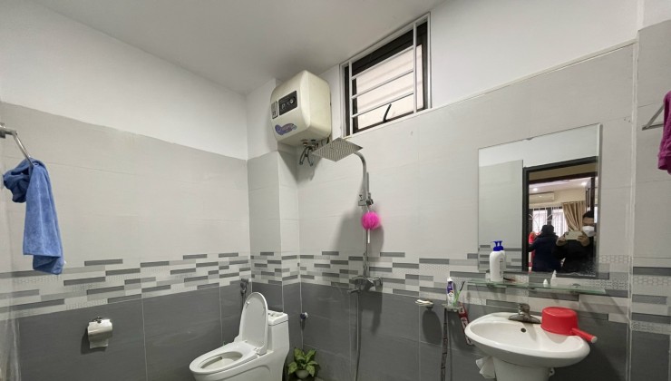 Bán gấp nhà giá rẻ kinh doanh Trương Định 30m, 5 tầng, mặt tiền 3.4m, 4.5 tỷ Hoàng Mai.
 NGÕ THÔNG RỘNG - KINH DOANH - 22M RA PHỐ - SỔ ĐẸP.

+