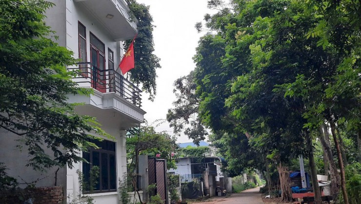 Siêu hot lô đất 35m2 tại Thụy Hương giá chỉ nhỉnh 1 tỉ
-Diện tích 35m2 mặt tiền,hậu 4m
-Ngõ rộng, thông oto tải chạy qua
-Gần chợ ,UBND xã Thụy