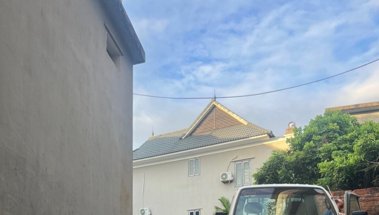 Chính chủ gửi bán lô đất 52.6 m2 tại Trung Hoà cách Chúc Sơn hơn 5km giá chỉ nhỉnh 1 tỉ
-Mặt tiền 4.05m hậu 4.12m
-Oto đỗ cửa
- Sổ đỏ sẵn
- Cách