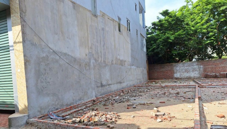 Đông Anh Vân Nộn diện tích 56 m mặt tiền 4 m Ô tô vào tận đất 
Cách 200 m ra đường Võ  Nguyên Giáp 
Cách 20 m ra đường ô tô tránh nhau