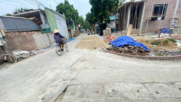 HÓT NHANH THÌ KỊP nhỉnh 1 tỷ 
-48,9m đất cực kì đẹp , đường ô tô chạy thông hiếm còn sót lại 
-sẵn sổ đỏ cất két 
-dân trí xung quanh đông đúc , ngay