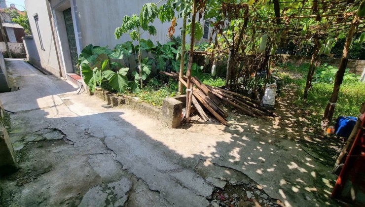Diện tích: 35m2 
 Mặt tiền: 3.20m Vuông vắn 
Đất thuộc thôn Hà Lỗ xã Liên Hà khu vực rất ít người bán, lô đất nhỏ xinh, thích hợp cho cặp vợ chồng