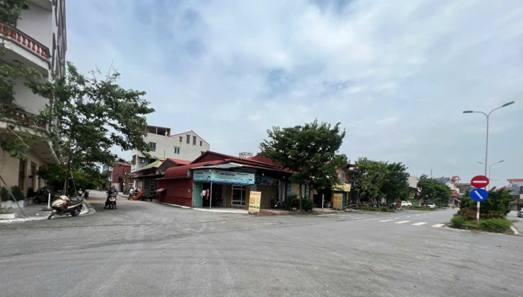 HÀNG NÓNG BỎNG TAY GIÁ RẺ NHẤT KHU VỰC HỢ CHẮC - PHÙ KHÊ - BẮC NINH 
 Dt : 90m Mt : 5m
 
100m ra công viên Nguyễn Văn Cừ