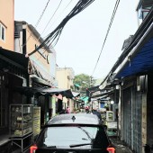 SÁT MẶT TIỀN HẺM XE HƠI 