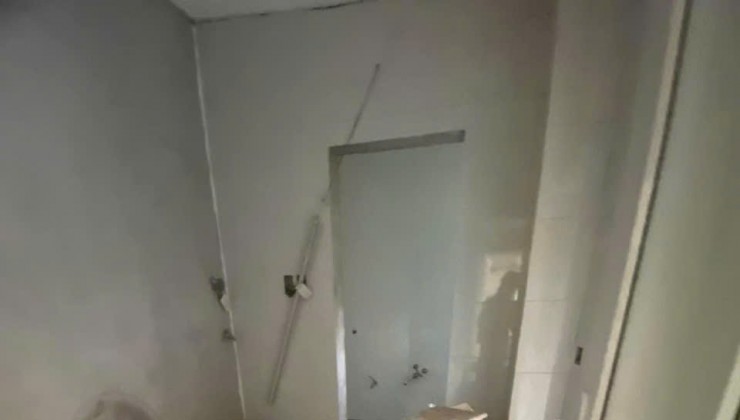 Bán tập thể tầng 3 lô góc Hồ Tùng Mậu, 2 ngủ, nhà đang sơn sửa đẹp sẵn vào ở