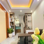Cần bán nhà tại khu vực Nguyễn Văn Cừ, Long Biên, DT 31m2,  5 tầng, ngang 3.3m, giá 5.48 tỷ 0902318197