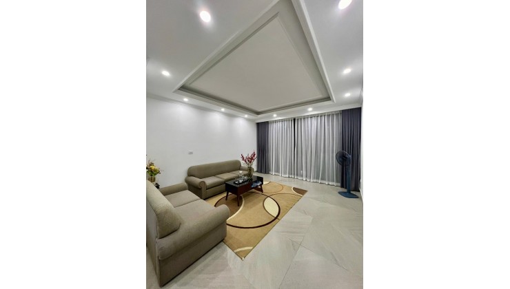 Cơ Hội Sở Hữu Nhà 7 Tầng Khu VIP Cầu Giấy, 50m2, Gara Ô tô - Chỉ 18 Tỷ