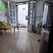 Sát mặt tiền xe hơi 